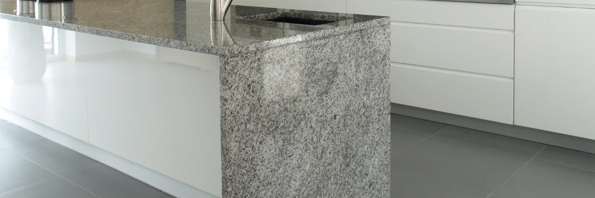Bancada de Cozinha em Granito Branco Itaúnas | Marmoraria Evereste - Marmoraria em Paulínia